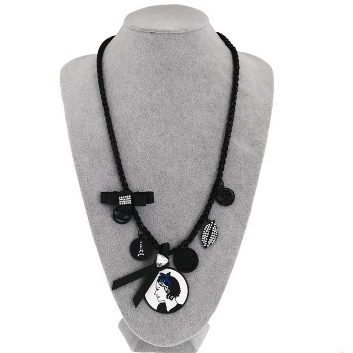 Дълго колие Shine M с черен синджир с панделка и кокетни висулки с кристали