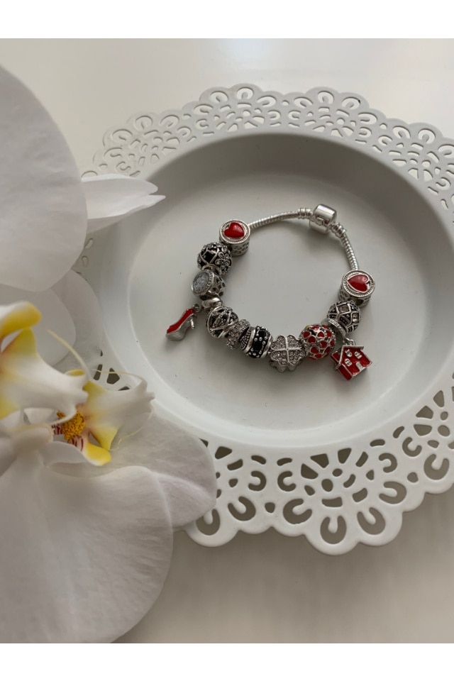 Bratara Joanna metalica de culoare rosie cu 12 charmuri, ideala martisor, aniversare, zi de nastere