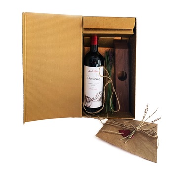 Pachet cadou Pasiune format din sticla de vin si suport din lemn pentru sticla de vin, scrisoare sigiliu Pachet cadou Pasiune format din sticla de vin si suport din lemn pentru sticla de vin, scrisoare sigiliu