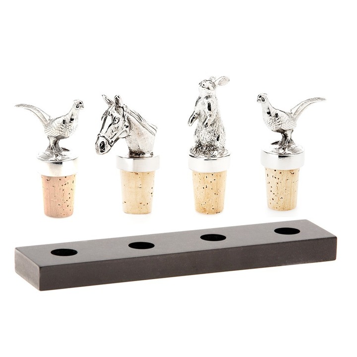 4 db ezüst dugós készlet, a tartón vadászfigurák