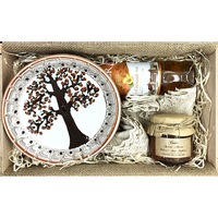 Pachet cadou "Din pomarie", 1 farfurie din ceramica de Horezu, 1 servet tesut, 1 dulceata caise, 1 caisata, ambalate in cutie de lemn pictata manual, cu carte de vizita scrisa de mana, Ladita Romaneasca
