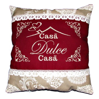 Perna brodata, Casa dulce casa, design 1, bordo-dantela 02, 40x40 cm Happy Gifts Perna brodata, Casa dulce casa, design 1, bordo-dantela 02, 40x40 cm Happy Gifts