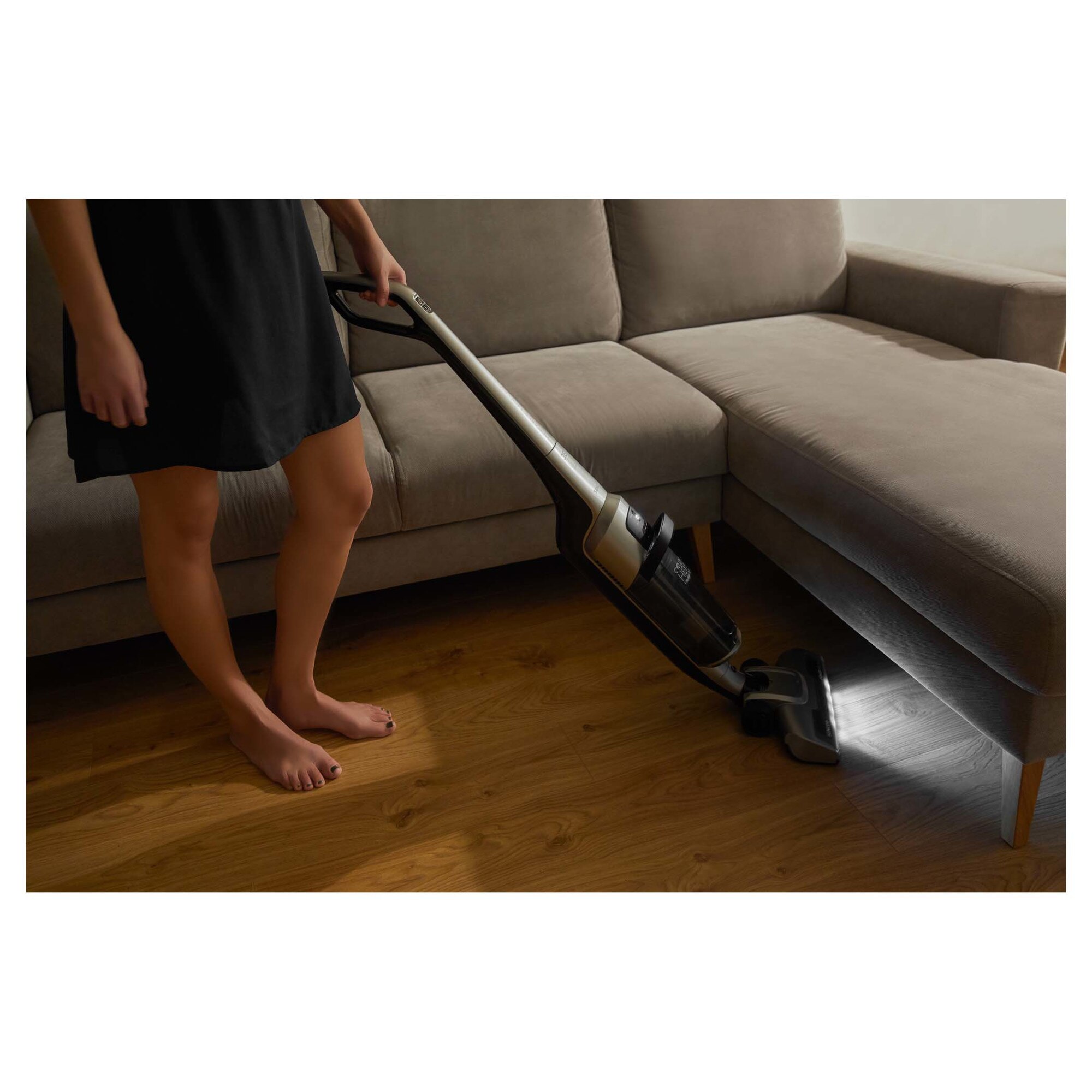 Aspirator vertical fara fir Sencor SVC8936TI, 150 W, 36 V, capacitate recipient praf 1 L, negru