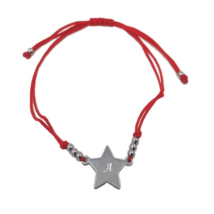 Bratara ajustabila cu snur rosu si placuta stea gravata personalizata cu litera
