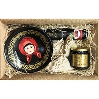 Pachet cadou "De vita veche", 1 farfurie din ceramica de Marginea, 1 servet tesut, 1 dulceata cirese amare, 1 palinca de cirese, ambalate in cutie de lemn pictata manual, cu carte de vizita scrisa de mana, Ladita Romaneasca