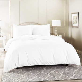 Lenjerie de pat 2 persoane Hotel Kotonia Home, 100% bumbac ranforce, cearsaf de pat 220x240 cm, husa pilota 180x200 cm, 2 fete de perna 50x70 cm, alb Lenjerie de pat 2 persoane Hotel Kotonia Home, 100% bumbac ranforce, cearsaf de pat 220x240 cm, husa pilota 180x200 cm, 2 fete de perna 50x70 cm, alb