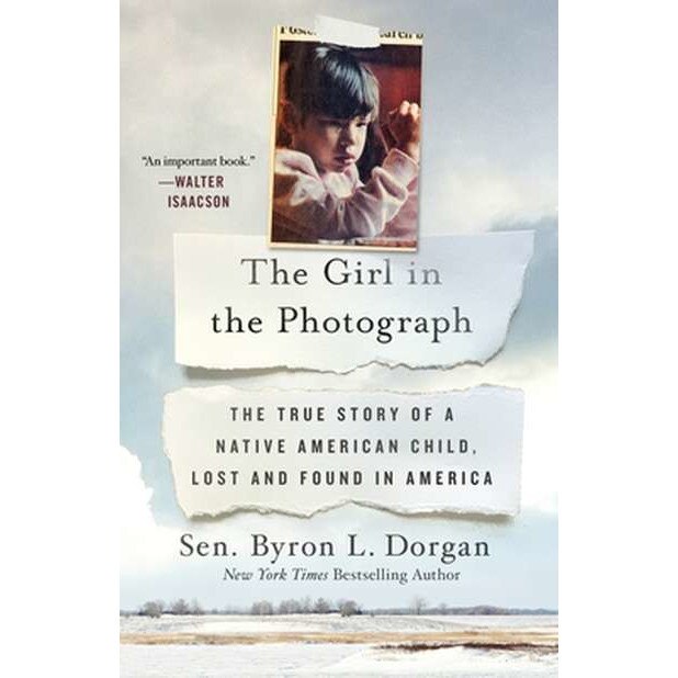 The Girl in the Photograph: The True Story of a Native American Child, Lost and Found in America de Byron L. Dorgan