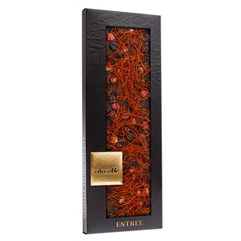 Tableta de ciocolata neagra 66% artizanala chocoMe pentru vin Cabernet Sauvignon cu coacaze negre, merisor, fasii de chili 110g Tableta de ciocolata neagra 66% artizanala chocoMe pentru vin Cabernet Sauvignon cu coacaze negre, merisor, fasii de chili 110g