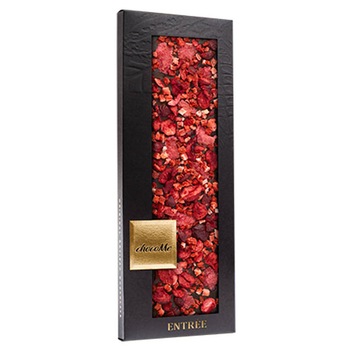 Tableta de ciocolata artizanala neagra 66% chocoMe pentru vin Feteasca Neagra cu petale de trandafir, capsuni, visine, scortisoara 110g Tableta de ciocolata artizanala neagra 66% chocoMe pentru vin Feteasca Neagra cu petale de trandafir, capsuni, visine, scortisoara 110g