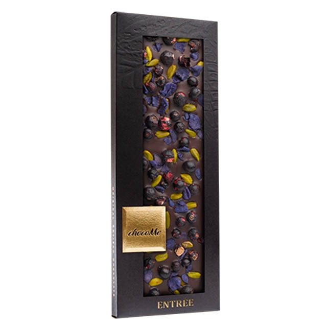 Tableta de ciocolata artizanala neagra 66% chocoMe pentru vin Syrah cu petale de violete glasate, fistic, coacaze negre 110g