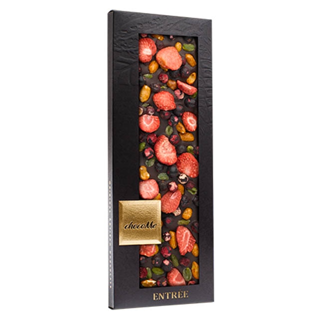 Tableta de ciocolata artizanala neagra 66% chocoMe cu alune prajite, capsuni, coacaze negre, fistic 110g