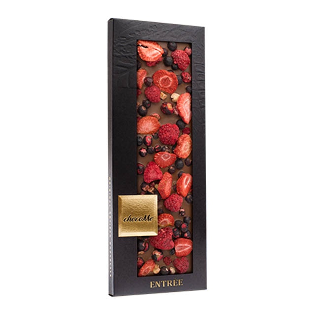 Tableta de ciocolata artizanala cu lapte chocoMe cu zmeura, capsuni si coacaze negre liofilizate 110g