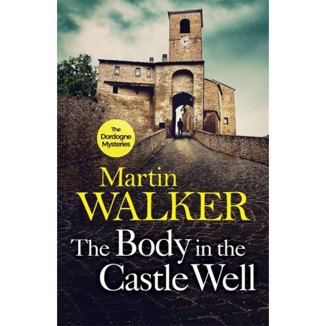 The Body in the Castle Well de Martin Walker [Paperback]