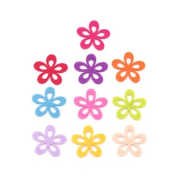 Set 10 figurine din fetru - flori cu 5 petale, 4 cm Set 10 figurine din fetru - flori cu 5 petale, 4 cm