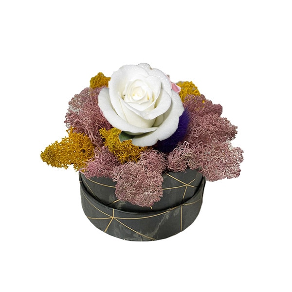 Aranjament Floral, trandafir alb criogenat pe pat de licheni naturali stabilizati