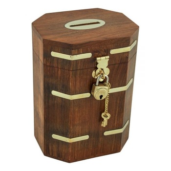 Pusculita Sea Club din lemn si alama cu lacat si 2 chei, 11.5x15.5x9cm Pusculita Sea Club din lemn si alama cu lacat si 2 chei, 11.5x15.5x9cm