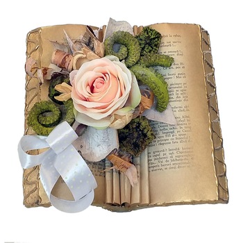 Aranjament floral carte decorata, 250x150x220 mm, Vernil Aranjament floral carte decorata, 250x150x220 mm, Vernil