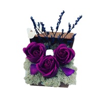 Aranjament floral, Cochet, flori de sapun, trandafiri mov