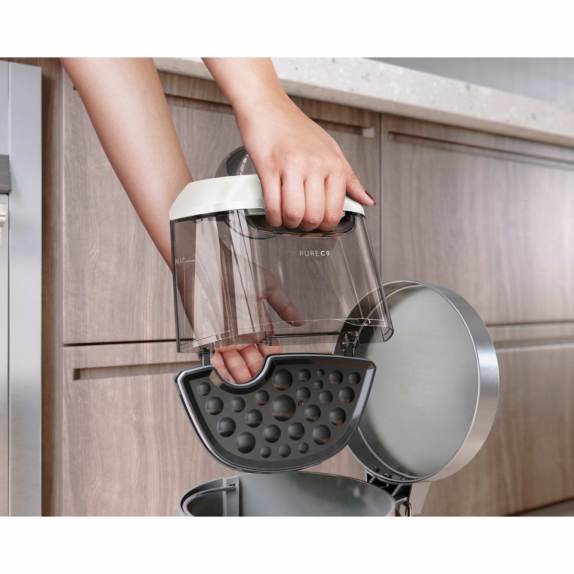Aspirator fara sac Electrolux Pure C9 PC91-ALRG, 650 W, 1.6L, filtrare in 7 trepte, telecomanda, filtre lavabile, perie FlowMotion cu Led-uri, alb