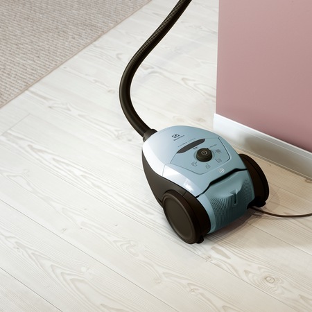 Aspirator cu sac Electrolux Pure D8 PD82-4MB, 600W,Clasa A+, functia AUTO, filtru de evacuare lavabil, indicator LED sac plin, 57 dB(A), perie parchet, Misty Blue