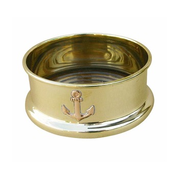 Suport sticla Sea Club din alama cu ancora gravata, interior din lemn, H 5cm, Ø 10cm Suport sticla Sea Club din alama cu ancora gravata, interior din lemn, H 5cm, Ø 10cm