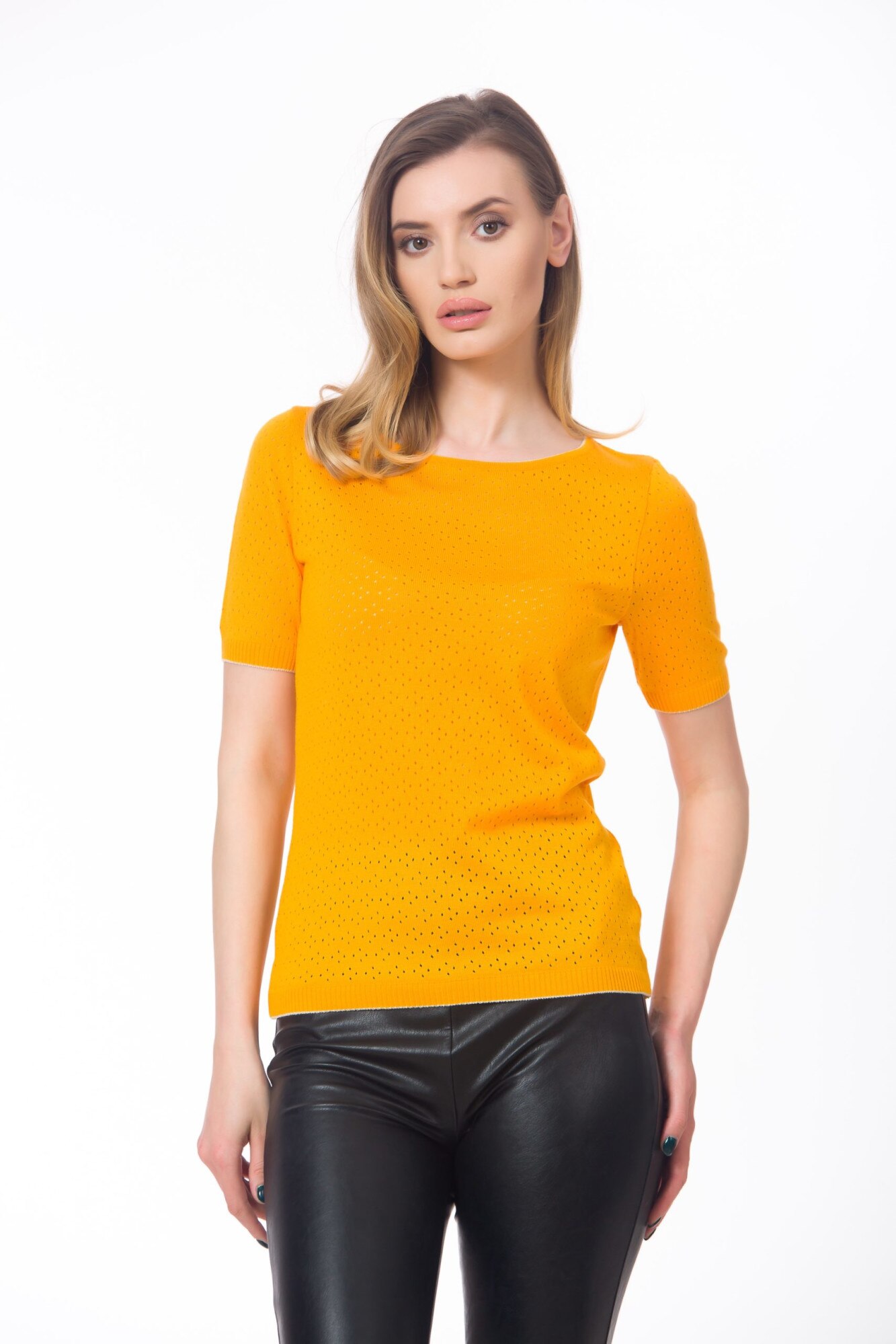 Bluza cu gaurele, Galben