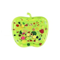 Saltea cu apa centru de activitati pentru bebelusi Creative World Toys, dimensiune 80x77 cm, Apple