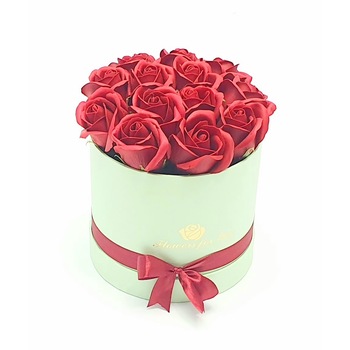 Aranjament floral 13 Trandafiri rosii parfumati, din spuma de sapun, in cutie verde Aranjament floral 13 Trandafiri rosii parfumati, din spuma de sapun, in cutie verde