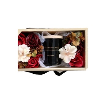 Aranjament floral din trandafiri din sapun parfumati rosii si lumanare parfumata ideala aniversare, 8 Martie, Valentine's Day, Craciun, sarbatori 25 x 12 cm Aranjament floral din trandafiri din sapun parfumati rosii si lumanare parfumata ideala aniversare, 8 Martie, Valentine's Day, Craciun, sarbatori 25 x 12 cm