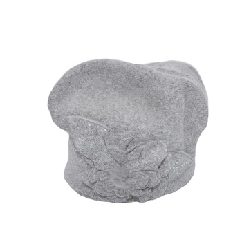 Caciula Suzane accesorizata cu petale 3d si insertii de strasuri,D&J Exclussive,gri Caciula Suzane accesorizata cu petale 3d si insertii de strasuri,D&J Exclussive,gri