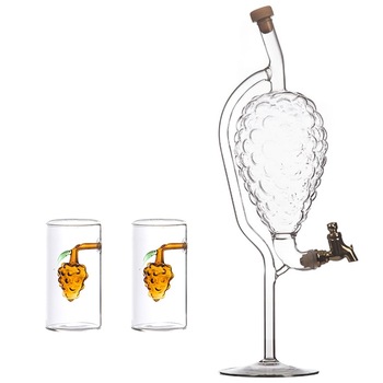 Sticla forma strugure cu robinet 500 ml si 2 paharute cu strugure la interior Sticla forma strugure cu robinet 500 ml si 2 paharute cu strugure la interior