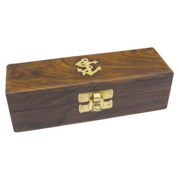 Caseta Sea Club din lemn, capac cu ancora gravata, interior cu catifea albastra, 15x5x4.3cm Caseta Sea Club din lemn, capac cu ancora gravata, interior cu catifea albastra, 15x5x4.3cm