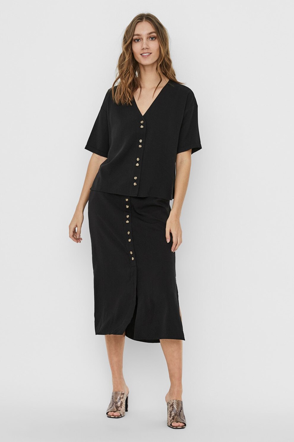 Vero Moda, Camasa supradimensionata din amestec de lyocell, cu decolteu in V, Negru/Auriu