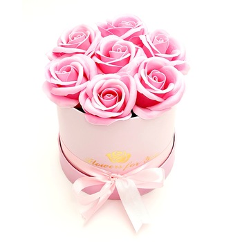 Aranjament floral 7 Trandafiri roz parfumati, din spuma de sapun, in cutie roz Aranjament floral 7 Trandafiri roz parfumati, din spuma de sapun, in cutie roz