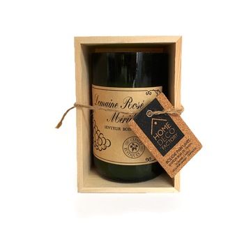 Lumanare decorativa in sticla de vin, parafina, aroma lemn de santal, in suport cutie lemn Lumanare decorativa in sticla de vin, parafina, aroma lemn de santal, in suport cutie lemn