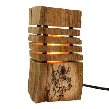 Lampa decorativa cu motiv lup unicat, lemn masiv natural, handmade, rustic, 13 x 13 x 19cm Lampa decorativa cu motiv lup unicat, lemn masiv natural, handmade, rustic, 13 x 13 x 19cm