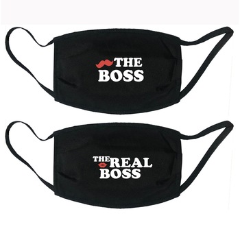 Set 2 masti personalizate pentru cuplu, reutilizabile, din material textil, cu imprimeu „The Boss&The Real Boss”, negre Set 2 masti personalizate pentru cuplu, reutilizabile, din material textil, cu imprimeu „The Boss&The Real Boss”, negre