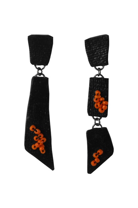 Cercei asimetrici modelati manual din argila polimerica si margele nisip, Negru/Oranj
