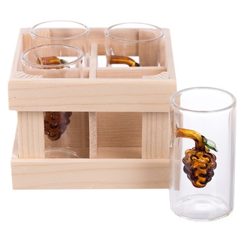 Set 4 paharute sticla tuica cu strugure interior 50 ml in ambalaj lemn Set 4 paharute sticla tuica cu strugure interior 50 ml in ambalaj lemn