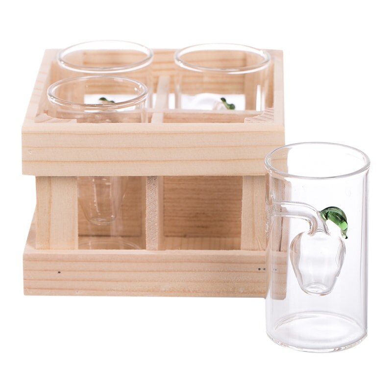 Set 4 paharute cilindrice sticla pentru tuica cu mar interior 50 ml si ambalaj lemn