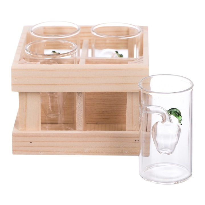 Set 4 paharute cilindrice sticla pentru tuica cu mar interior 50 ml si ambalaj lemn