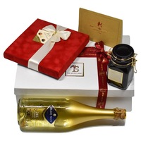 Pachet cadou Premium pentru ea, compus din sticla de sampanie cu foita de aur 18k comestibila, praline belgiene Velvet, si lumanare parfumata Mahogany