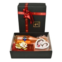 Pachet cadou Premium pentru ea, compus din sampanie rose cu foita de aur 24K, praline belgiene Hamlet si bile de baie efervescente Fuzzy Duck