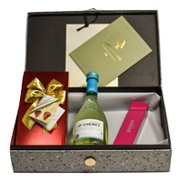 Pachet cadou pentru ea compus din pix Balmain Paris, vin alb J.P Chenet si praline belgiene Hamlet