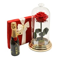 Pachet cadou pentru ea cu trandafir criogenat in cupola, praline belgiene in cutie de catifea si sampanie Moet