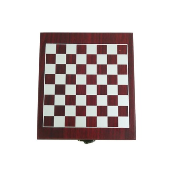 Tabla de sah cu accesorii pentru vin, formata din 4 piese Tabla de sah cu accesorii pentru vin, formata din 4 piese