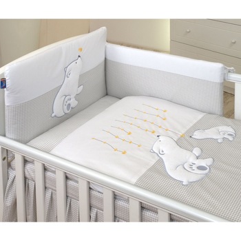 Set lenjerie din bumbac, cu protectie laterala pentru pat bebe, Ursulet si patratele Gri, 120 x 60 cm Set lenjerie din bumbac, cu protectie laterala pentru pat bebe, Ursulet si patratele Gri, 120 x 60 cm