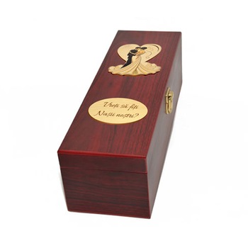 Cutie din Lemn cu 4 Accesorii pentru Vin cadou Nasi Cutie din Lemn cu 4 Accesorii pentru Vin cadou Nasi