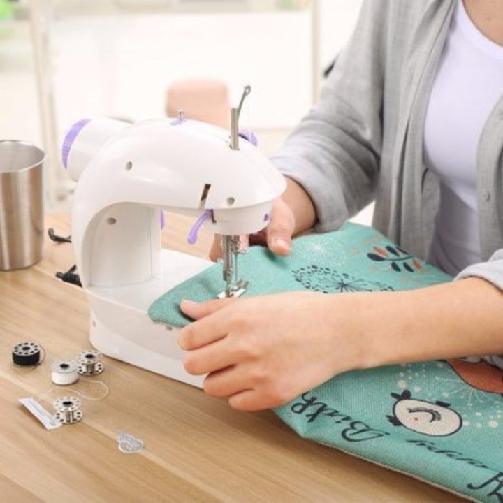 Urban Trends 4in1 Hordozható Varrógép, Tartozékokkal együtt, Fehér/Lila,