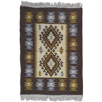 Covor traditional calitate superioara, 60X90cm, ClauM , doua fete maro Covor traditional calitate superioara, 60X90cm, ClauM , doua fete maro